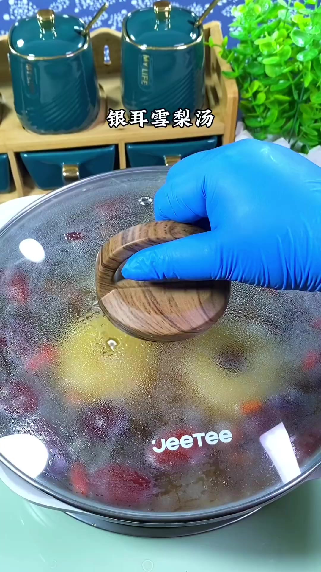 秋天当然要喝银耳雪梨汤啦,快艾特饭搭子给你煮吧