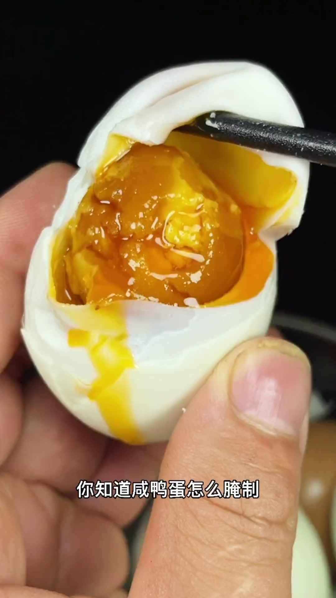 咸鸭蛋这样做个个翻砂流油,方法简单一看就会(1斤水100克食盐)