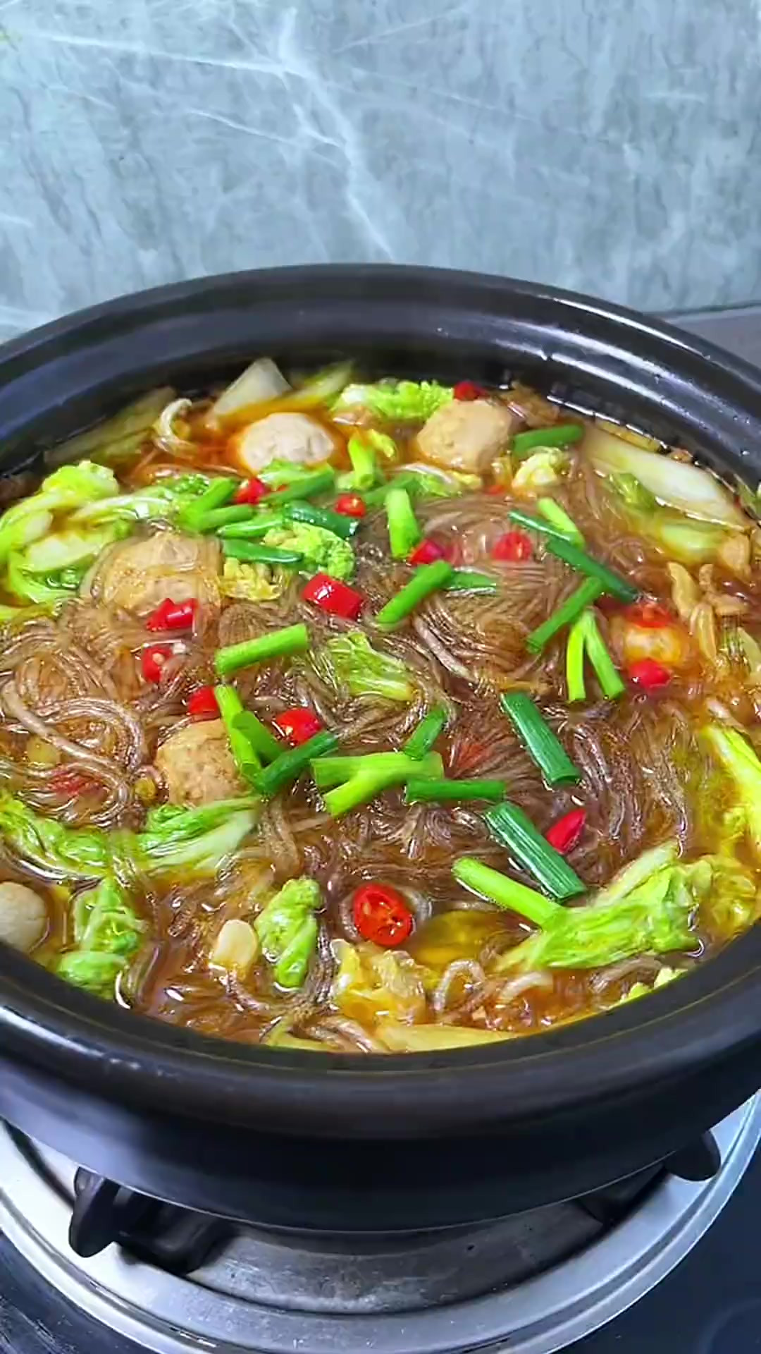 每周都会做的白菜肉圆炖粉条，粉条吸满了汤汁特别好吃