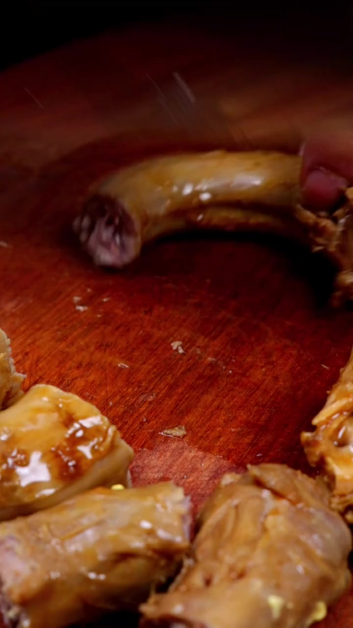 麻辣鸭脖这样做，味道简直绝了