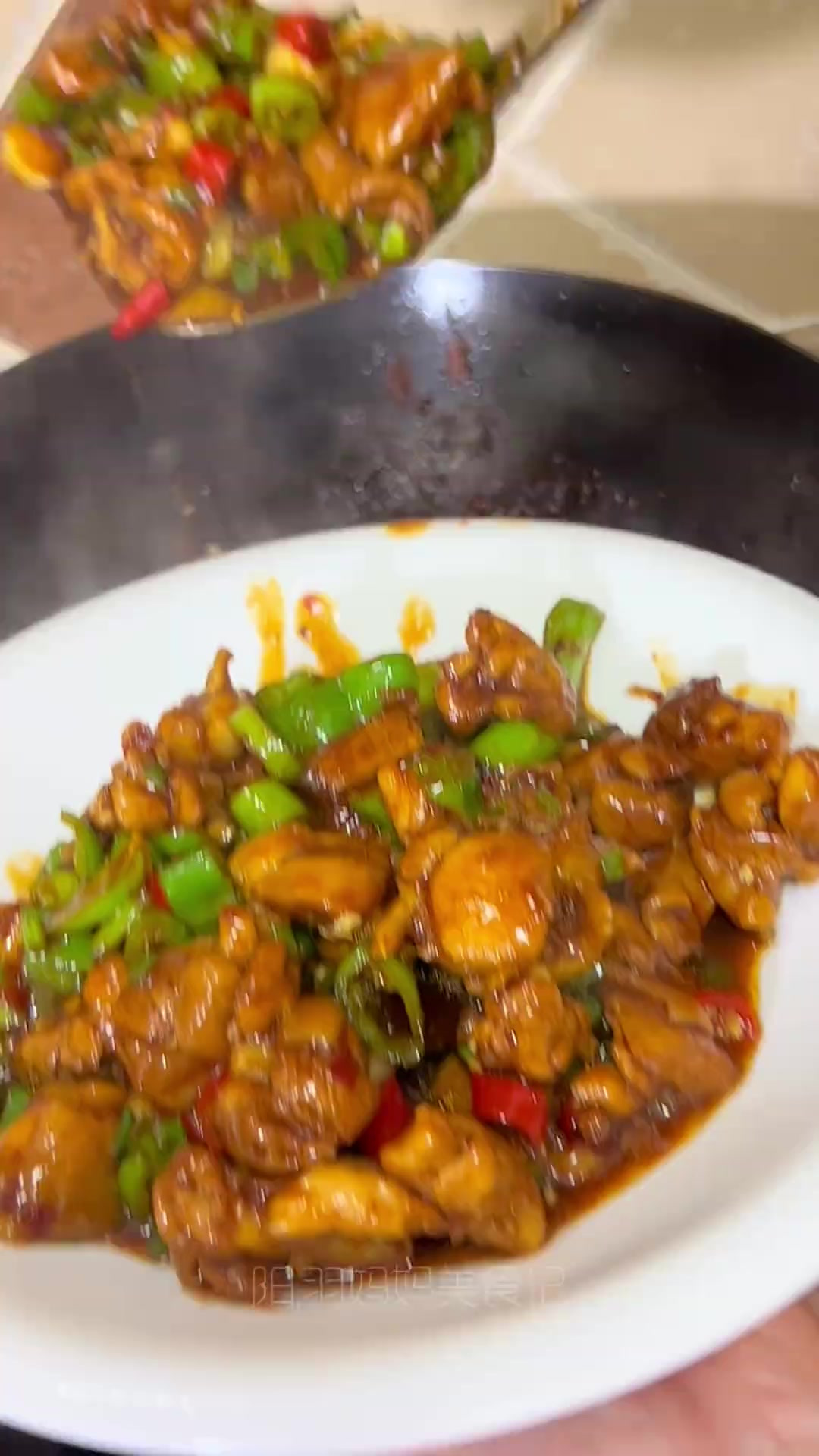 晚餐做了这个辣子鸡丁,拌饭真的太香了,两碗米饭不够吃