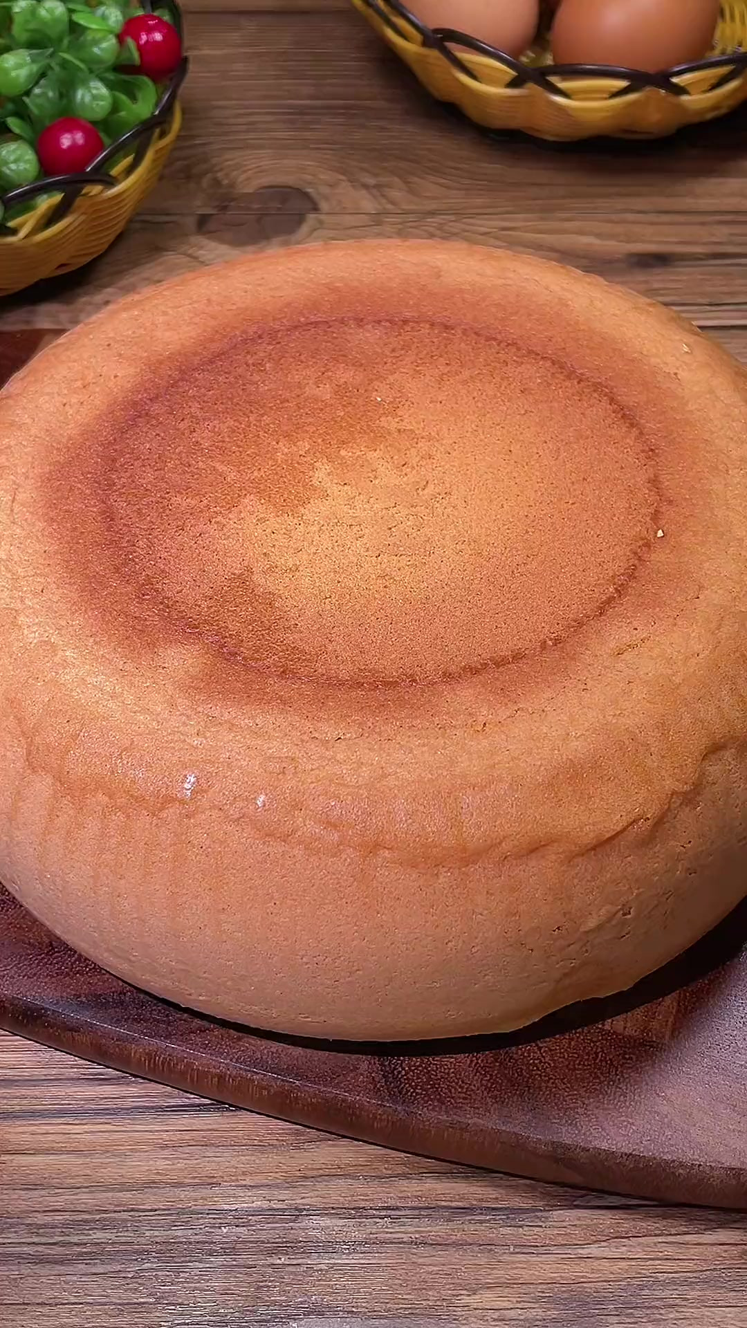 只要家里有鸡蛋和电饭煲就能做松软香甜的蛋糕,比买的还好吃～