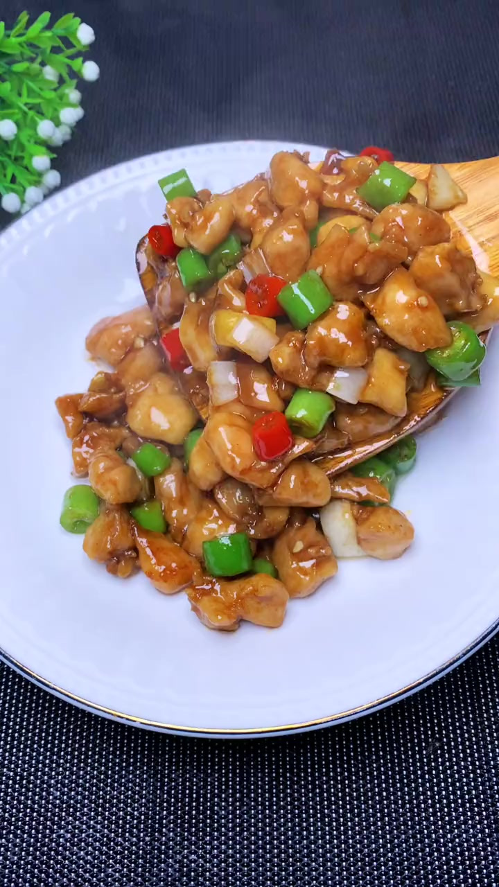 鸡腿肉这样炒,鲜嫩又下饭,简单超好吃
