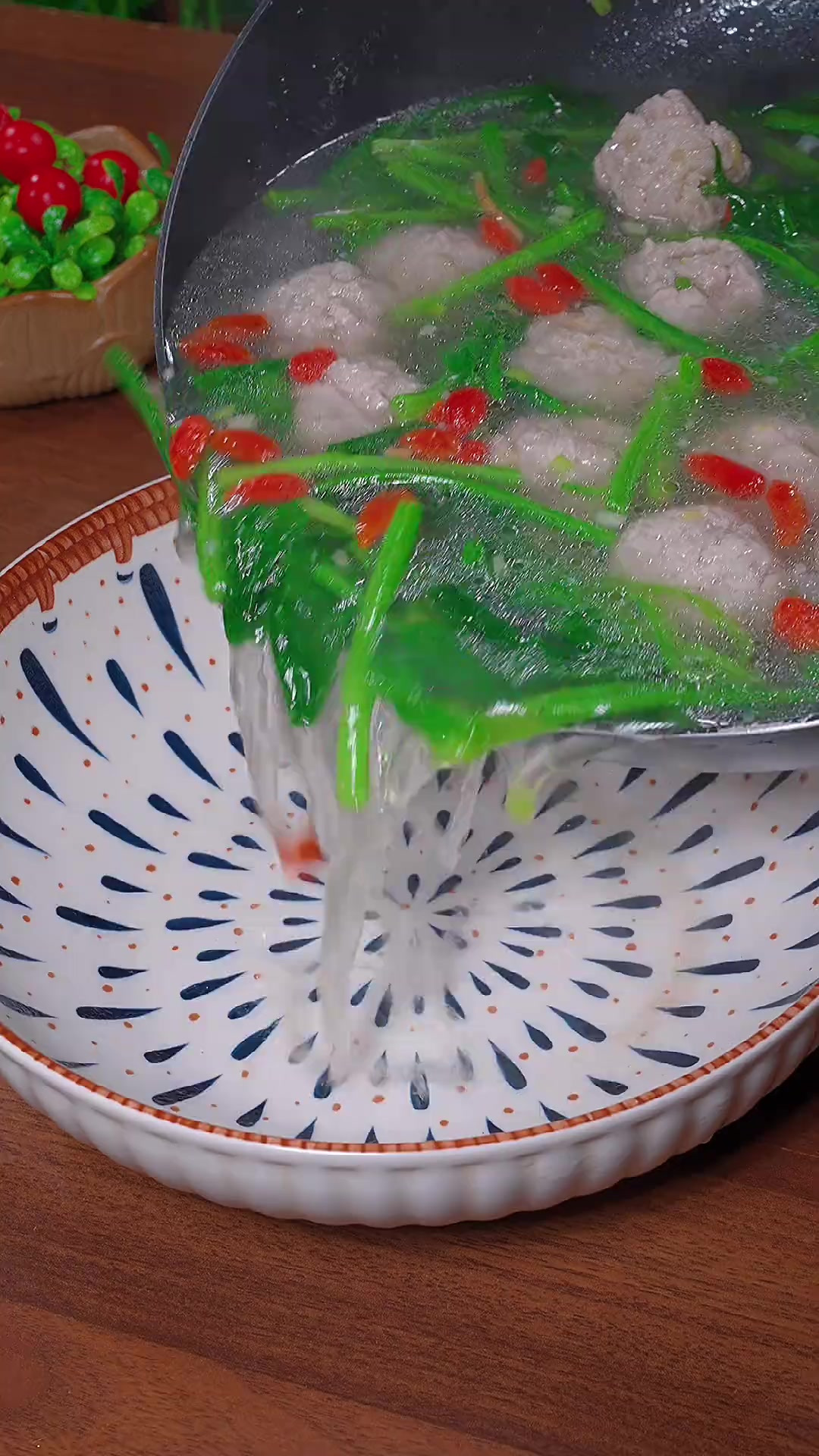 冬天一定要给孩子做的菠菜肉丸子汤营养丰富非常haohe