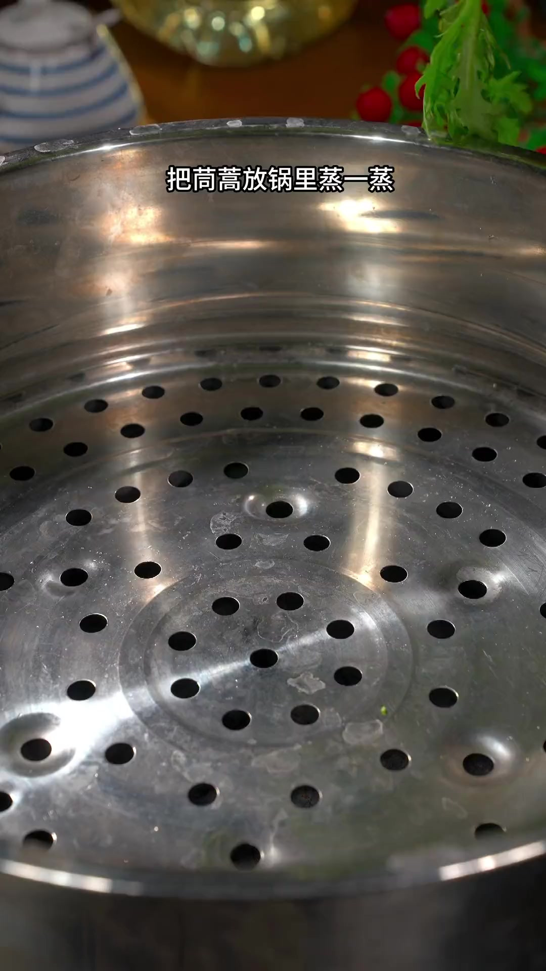 把茼蒿放锅里蒸一蒸，出锅就是一道美食，河南人都说好吃