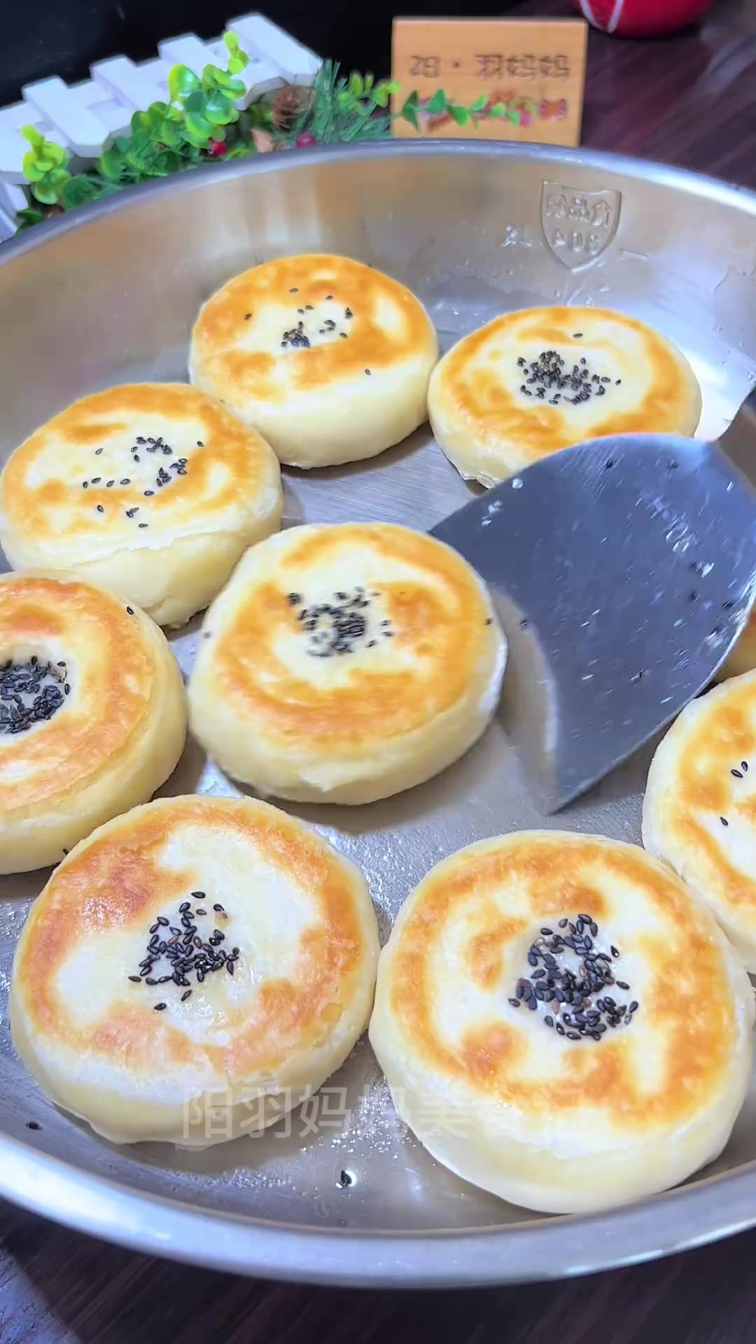 外皮酥脆,内馅清甜,好吃不腻的绿豆酥饼搞定快去试试吧!