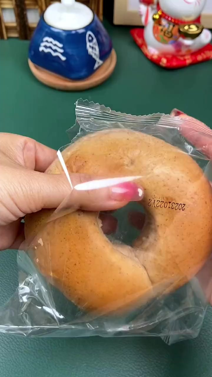 女儿就爱吃这个贝果面包,搭配坚果牛奶营养早餐轻松拿捏