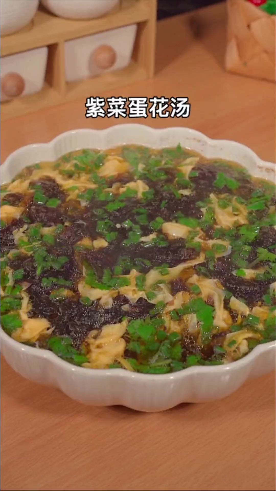 香菜紫菜蛋花汤，做法真的很简单，又鲜又香，怎么样都喝不够！