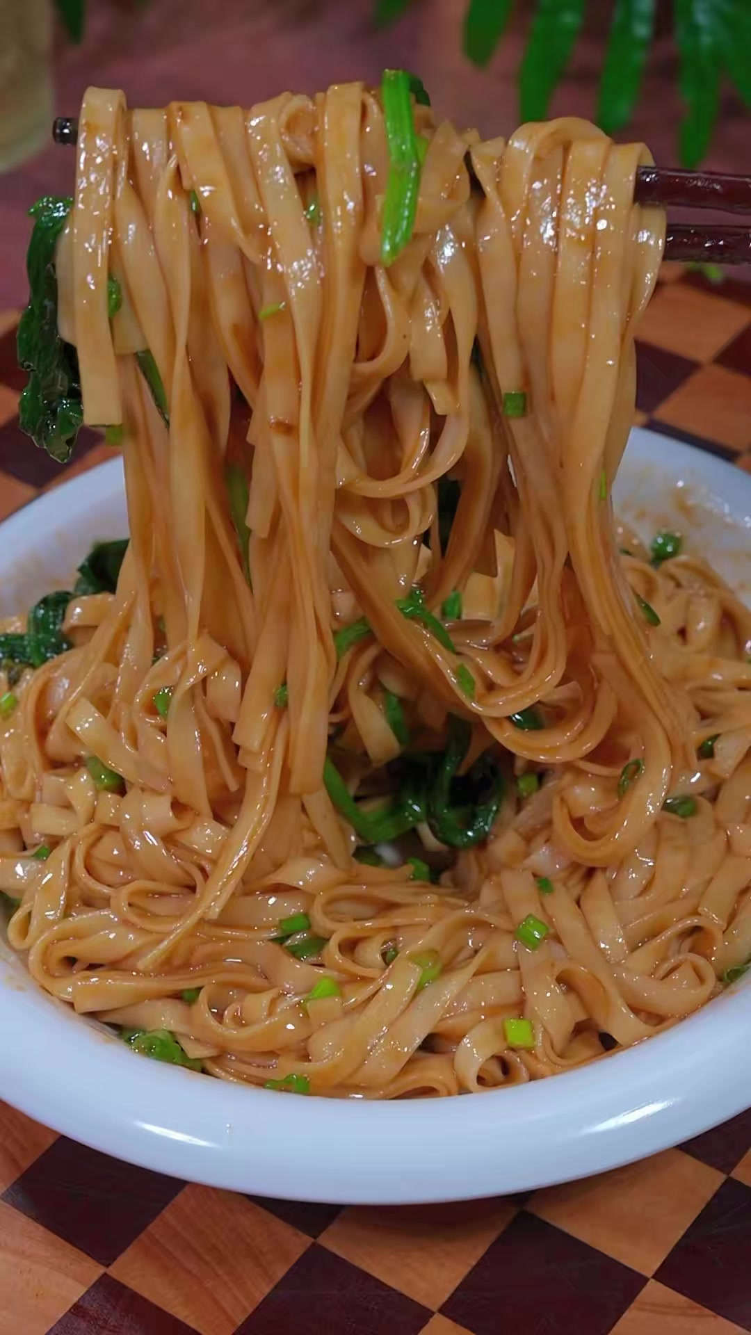 简单有好吃的葱油拌面，2分钟就可以吃到