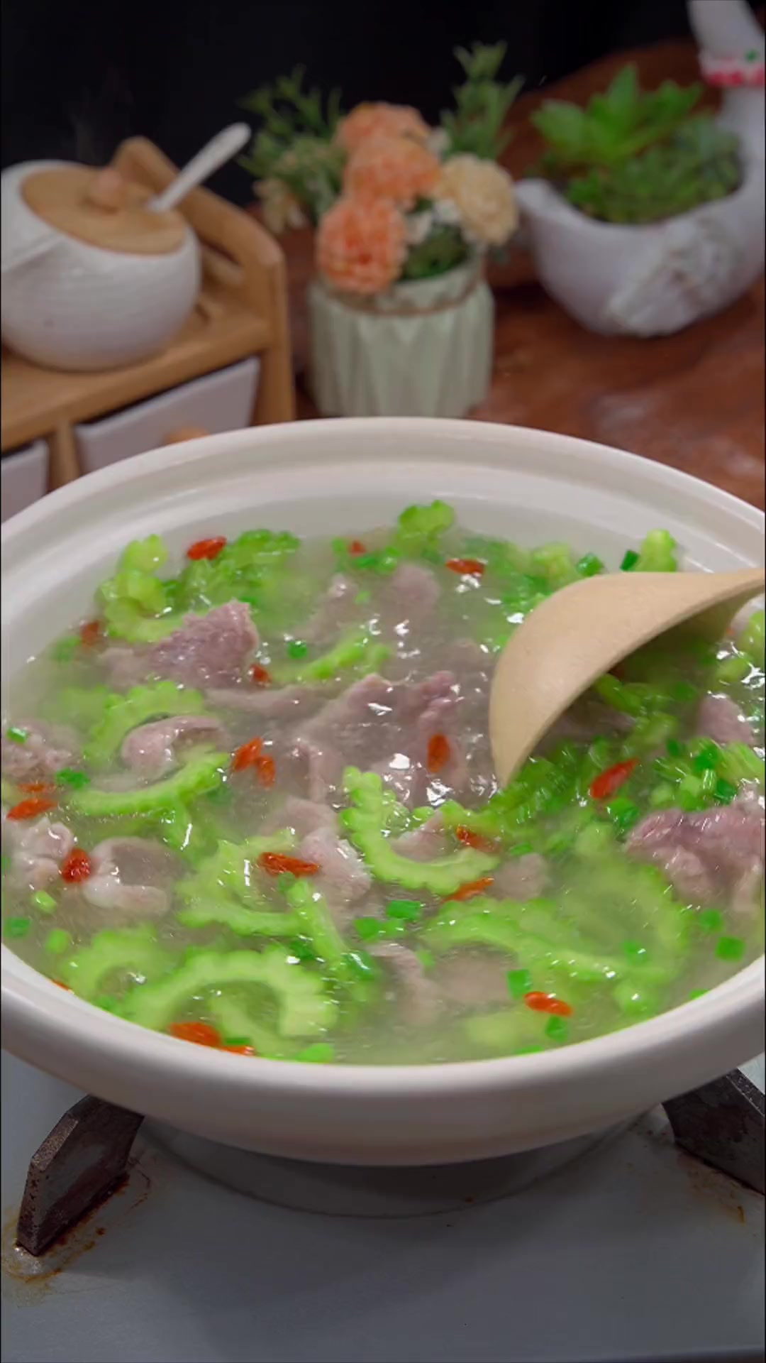 夏天爱喝的苦瓜汤这样做肉片更滑嫩苦瓜也不苦，喜欢你也试试吧