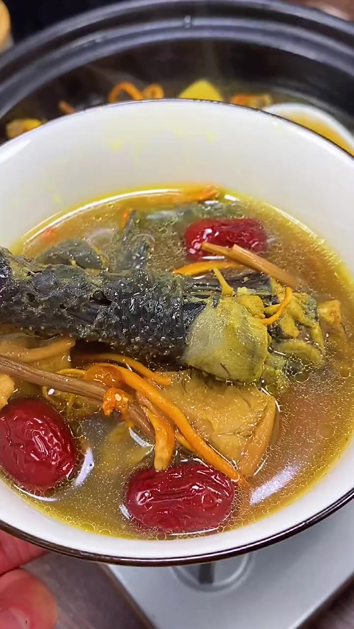 老婆每个月那几天不舒服，别忘了给她炖乌鸡汤