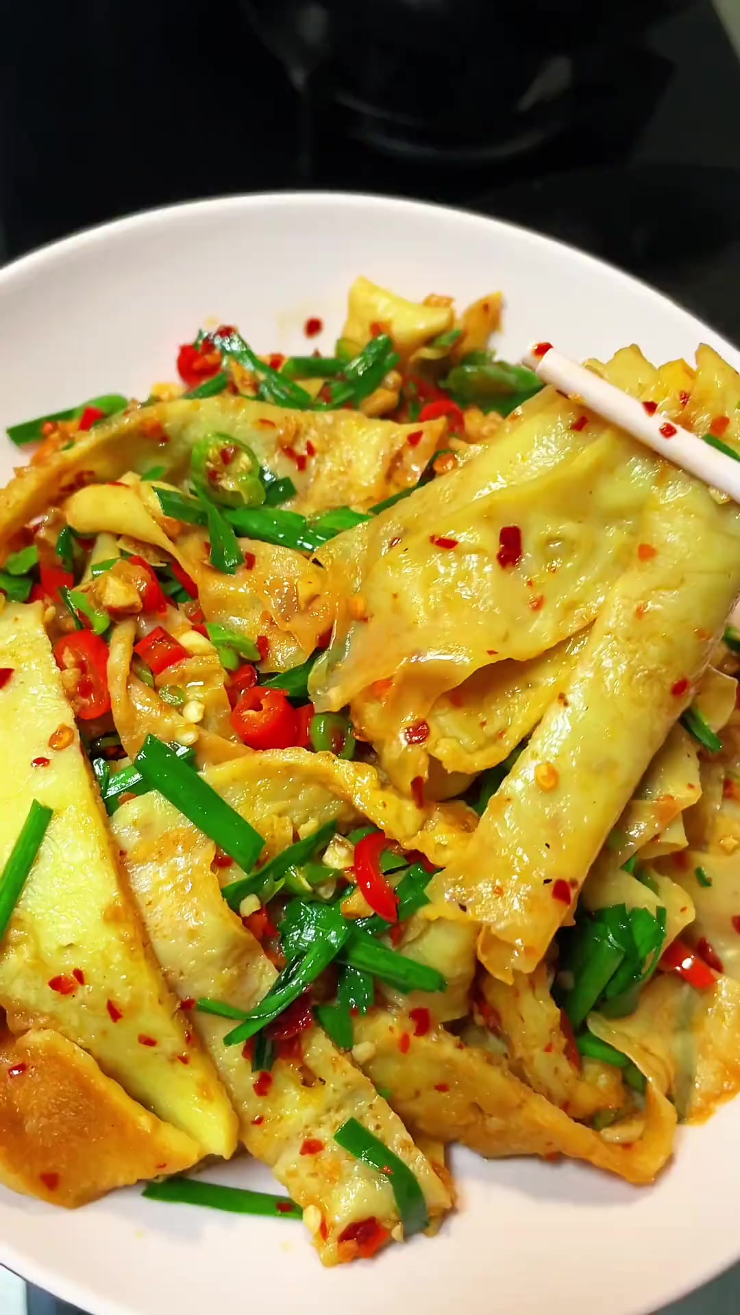 红薯粉可以做很多美食，加几个鸡蛋做成蛋皮大人小孩都爱吃