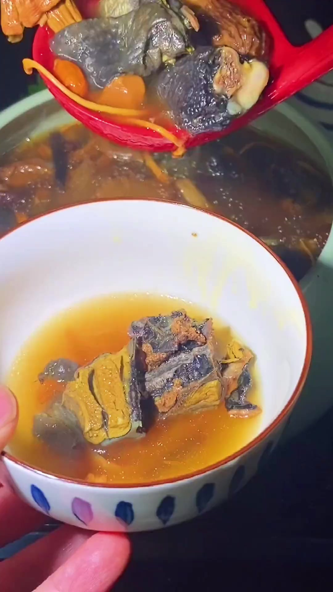 如果你男朋友让你多喝开水，不如考虑让他煲个菌菇乌鸡汤