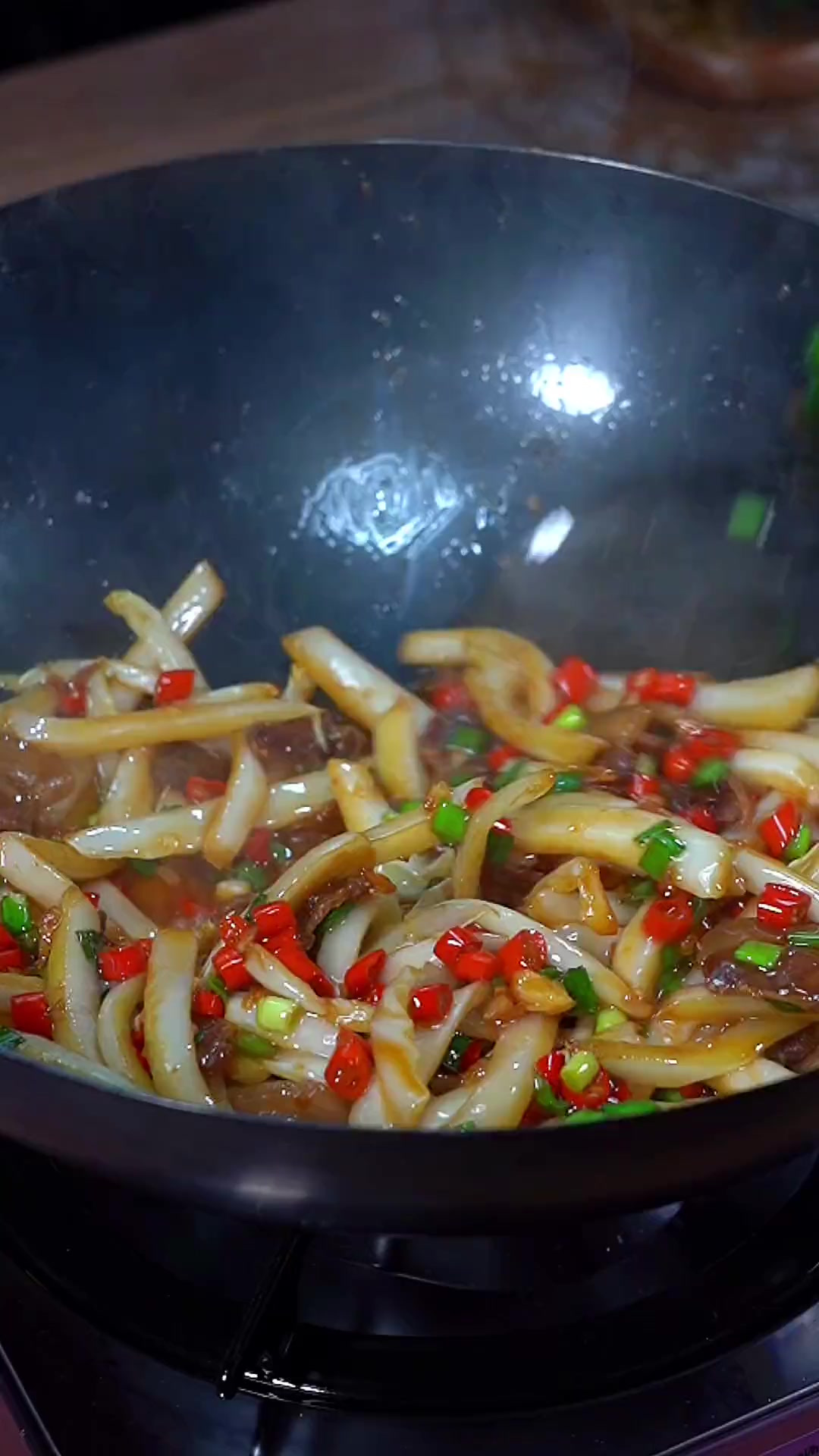 不知道吃什么，试试这道五花肉炒白菜帮，酸辣爽脆又下饭