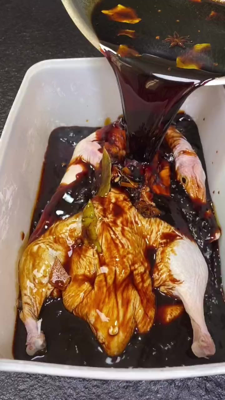 很多人都以为酱鸭是酱油泡出来的，那样做又黑又难看，做法都错了