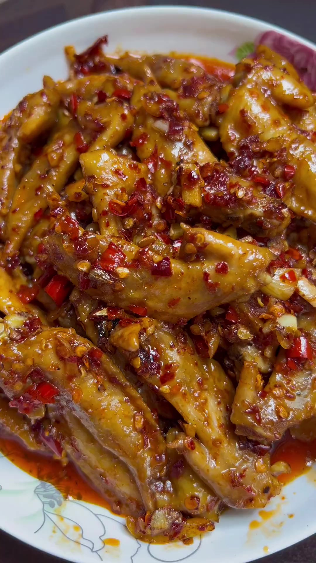 香辣鸡尖又香又辣，软烂入味，好吃过瘾