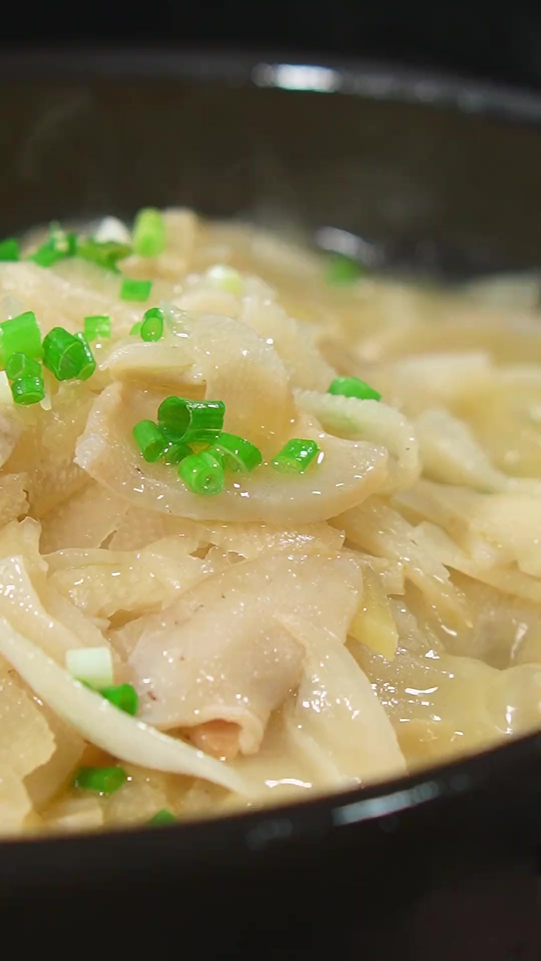 在湖南有家湘菜馆，把这普通的脆笋做成了招牌菜。桌桌都点