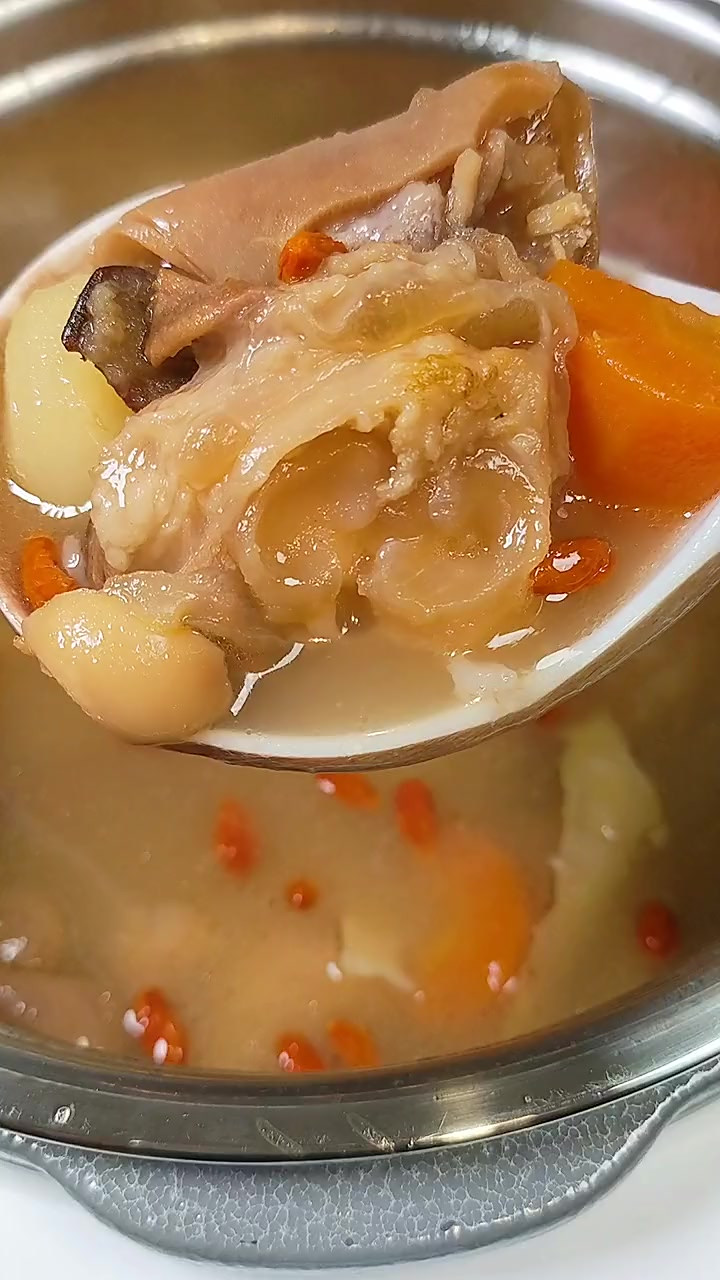 秋冬季节最适合做个滋补羊肉汤，汤鲜肉嫩，暖身又暖胃