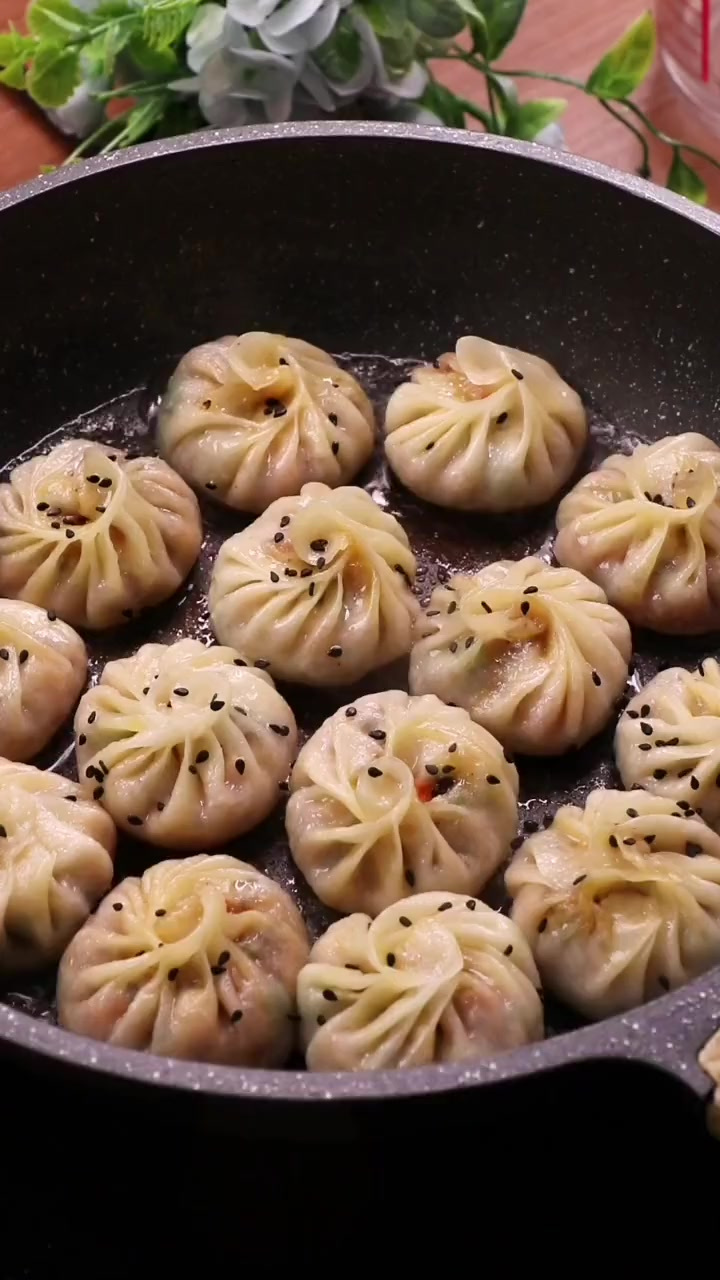 吃剩的饺子皮不要扔，教你做个煎包子，简单又美味