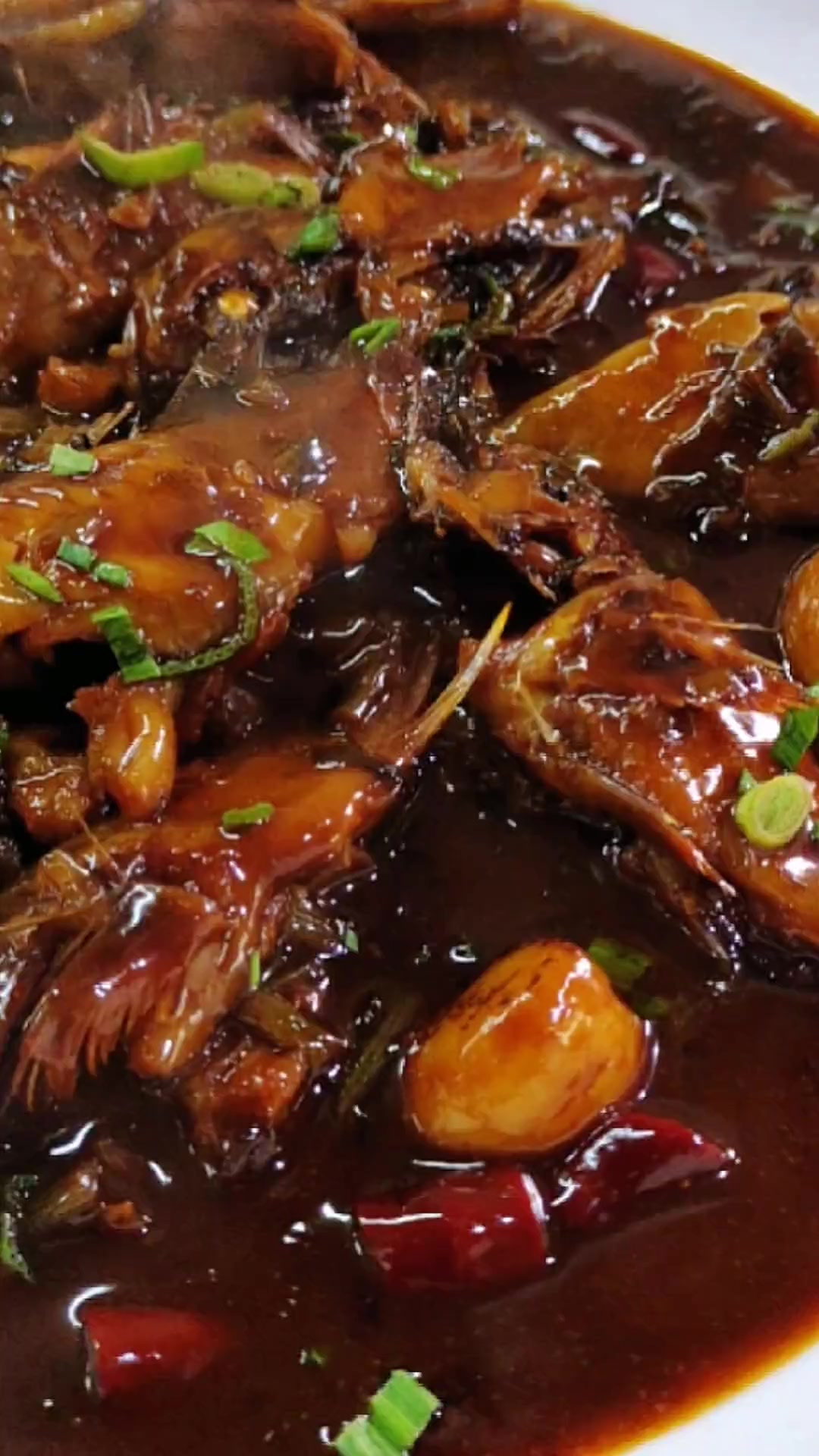 本帮红烧虎头鱼，汤汁浓稠，味道鲜美