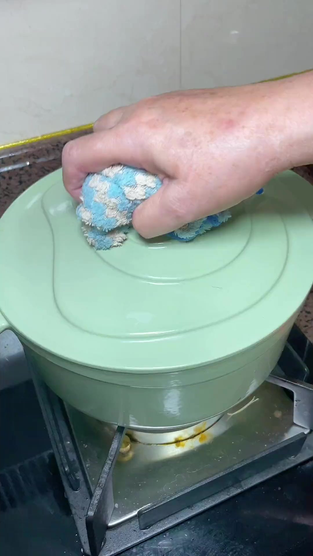 婆婆今晚做番茄金针菇牛肉煲！这个搭配太好吃啦！
