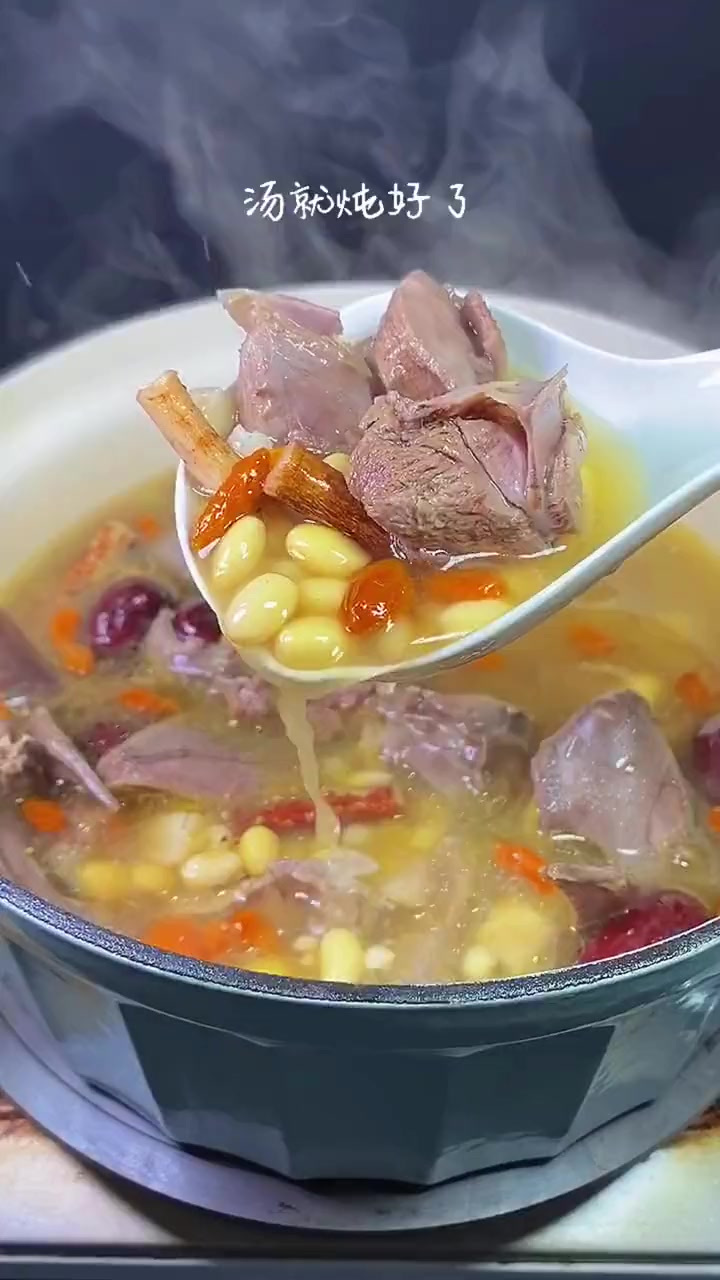 秋天到了煲个五指毛桃鸽子茯苓汤，清甜又好喝