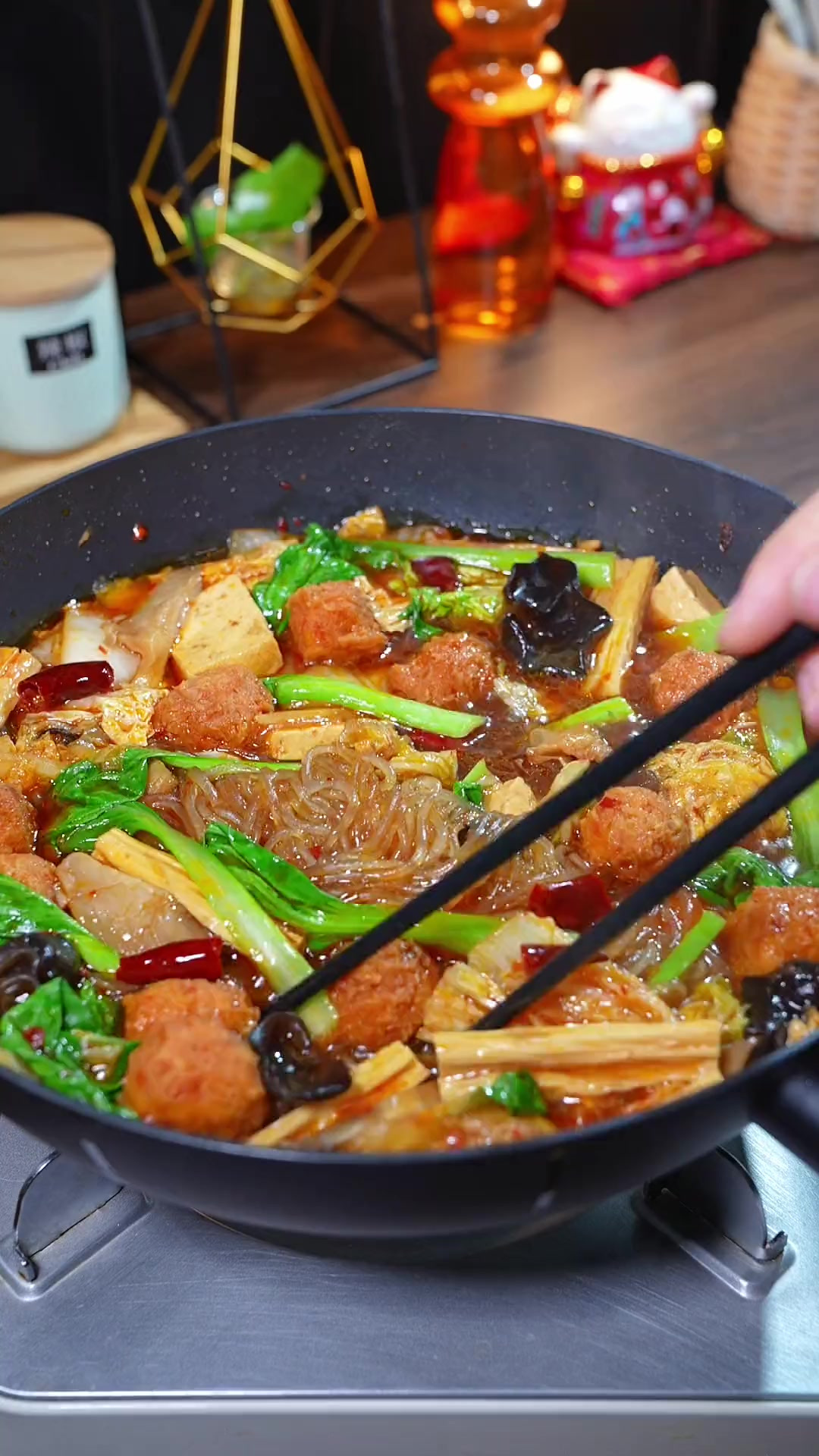 今天做了一锅丸子大烩菜，热乎乎的再来两个馒头，真的太香了！