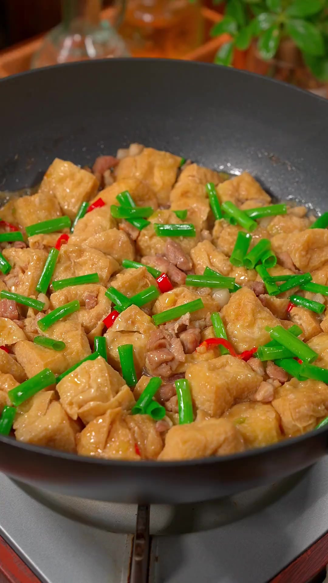 每个油豆腐都吸饱了汤汁的，油豆腐炒肉那是简单好吃又下饭