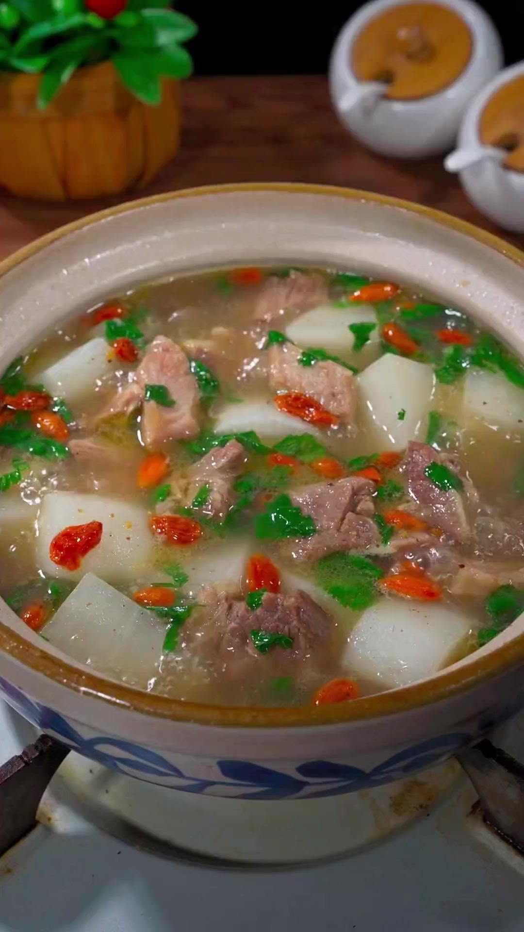 天凉了，给家人炖一锅热乎乎的牛肉汤，暖身暖心又暖胃