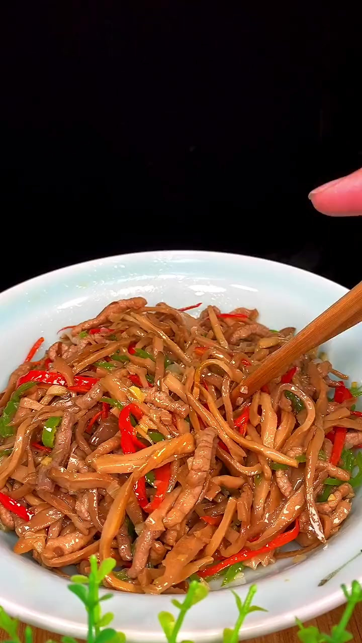 不用去湖南也能吃到湖南名菜，在家做烟笋炒肉简单又方便