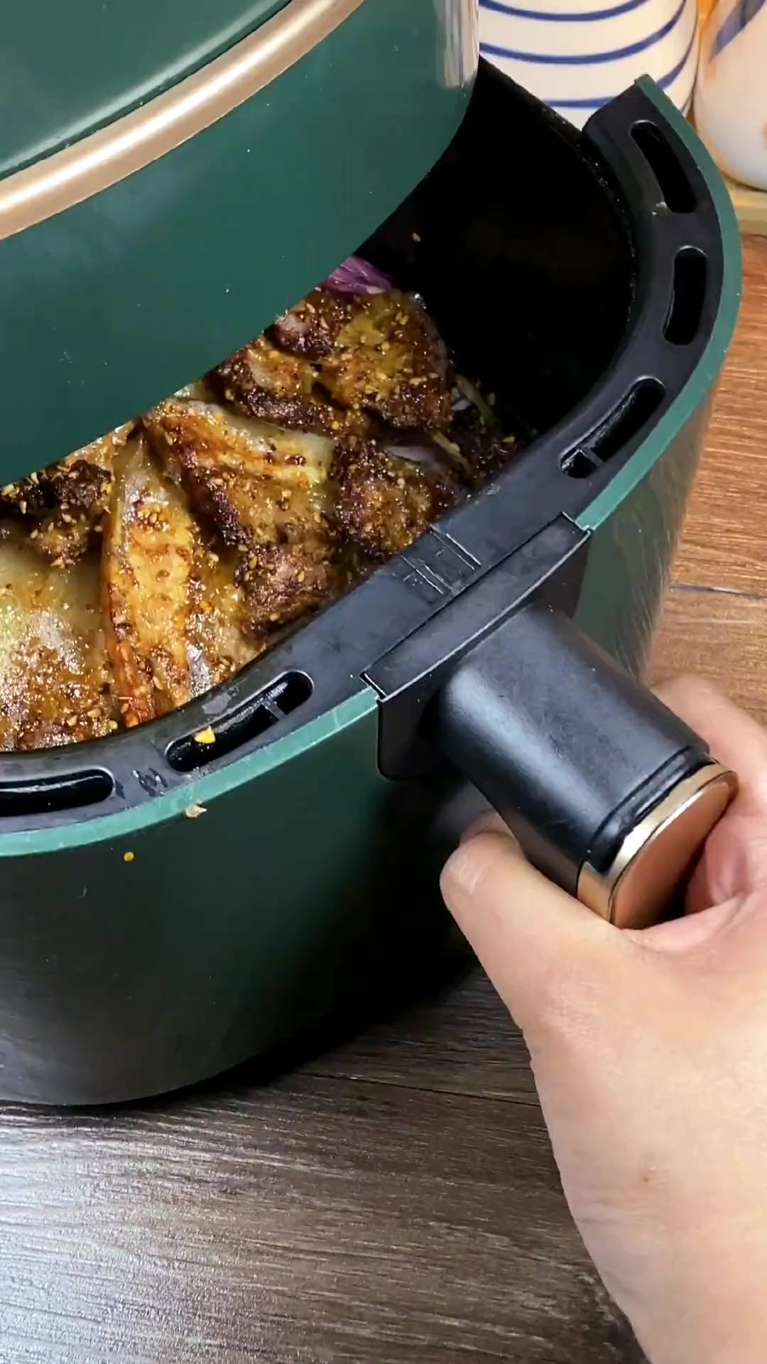 这五花肉做的，谁见了都得流口水，不信你也试一试