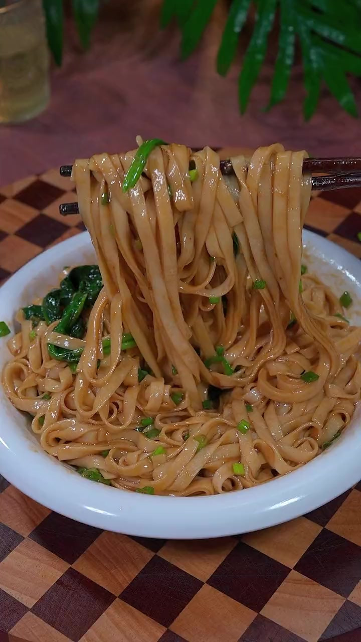 这个葱油拌面最近隔天就做一次，味道真好吃
