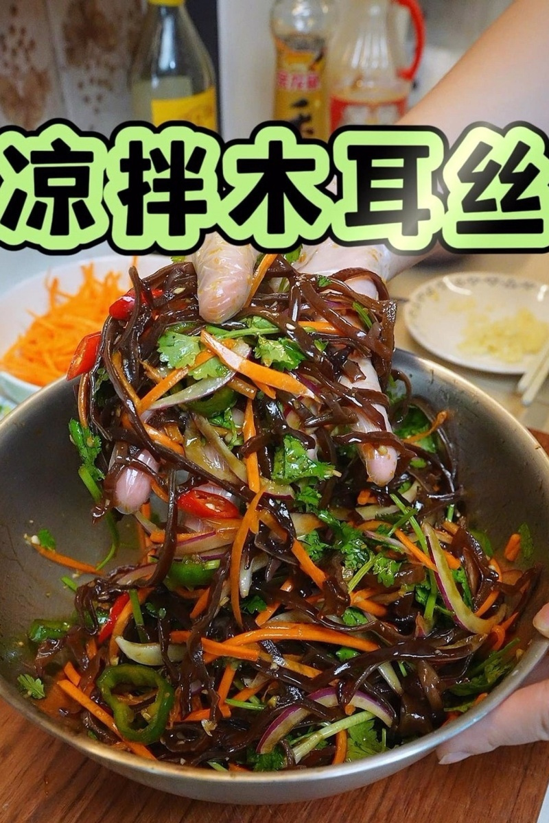 凉拌木耳丝 分享一个早餐店都有的酱油浸辣椒圈的做法，再用来做