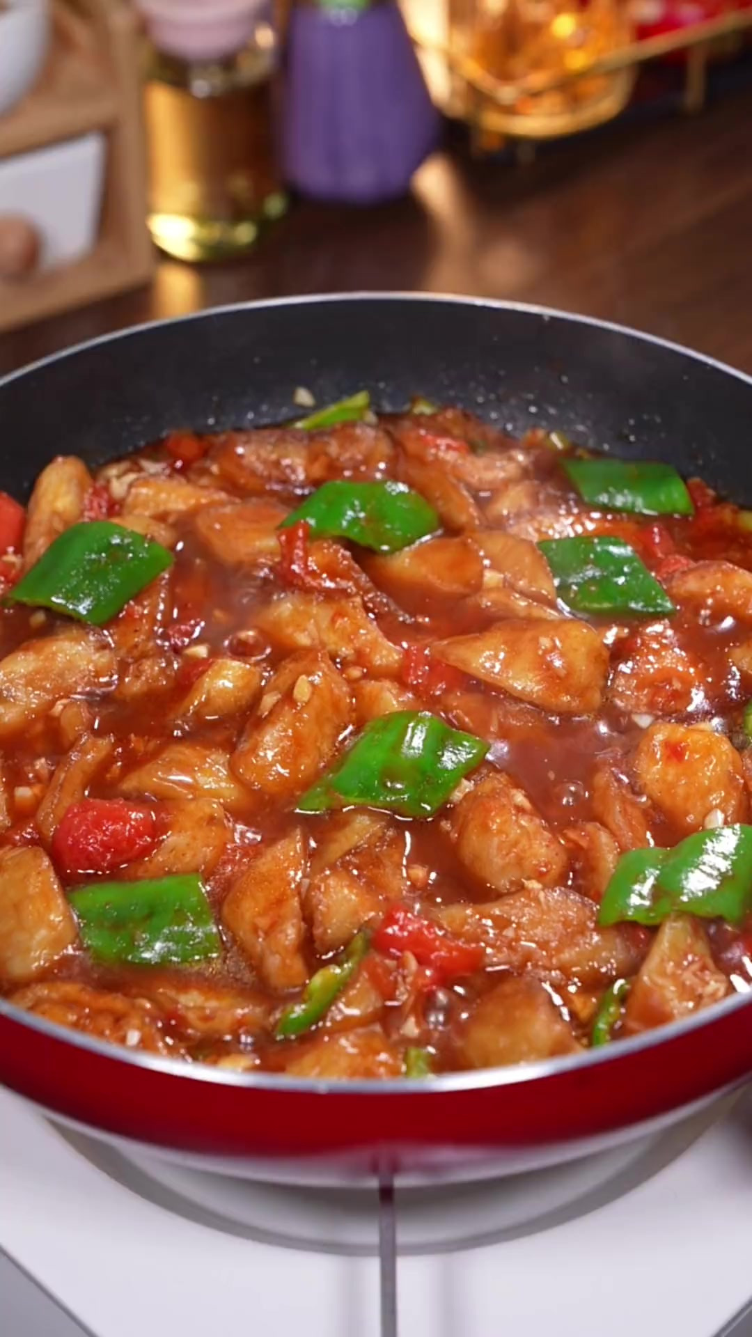 百吃不腻的红烧茄子，不用油炸做法简单，配上大米饭真的太香了！