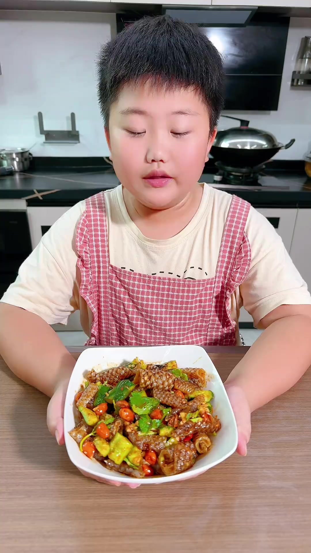 儿子做的凉拌鱼皮比妈妈做的还要好吃