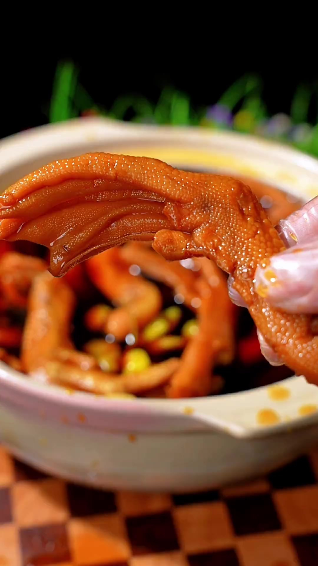 好吃到骨头都不放过的卤鸭掌，原来自己在家就可以做