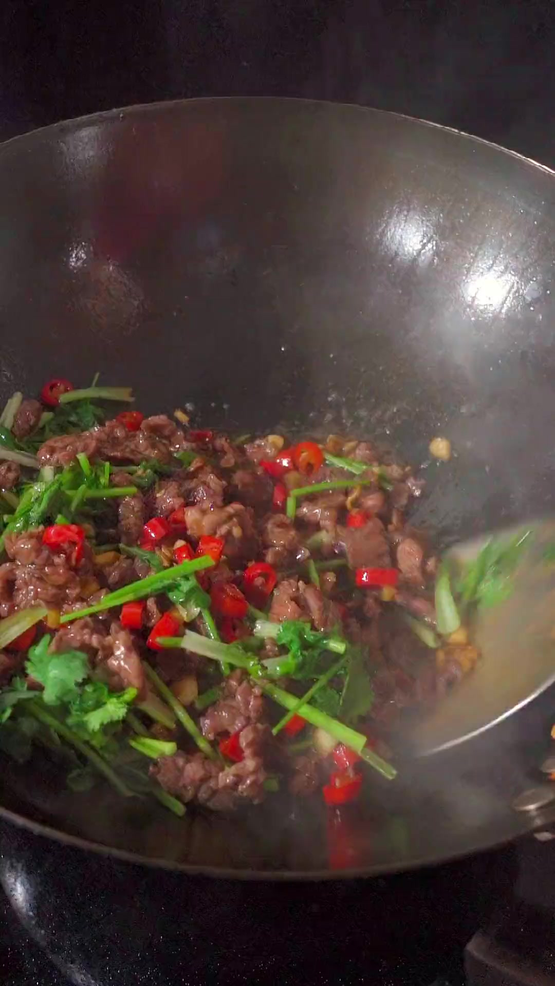 湖南经典小炒，香菜炒牛肉，鲜嫩不才 香辣入味！