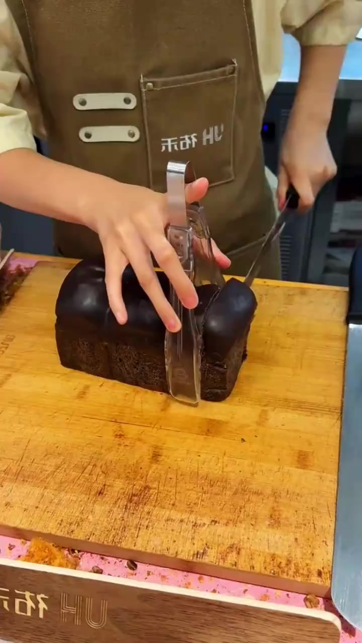 黑色面包的独特滋味:细片佐果酱的美好分享