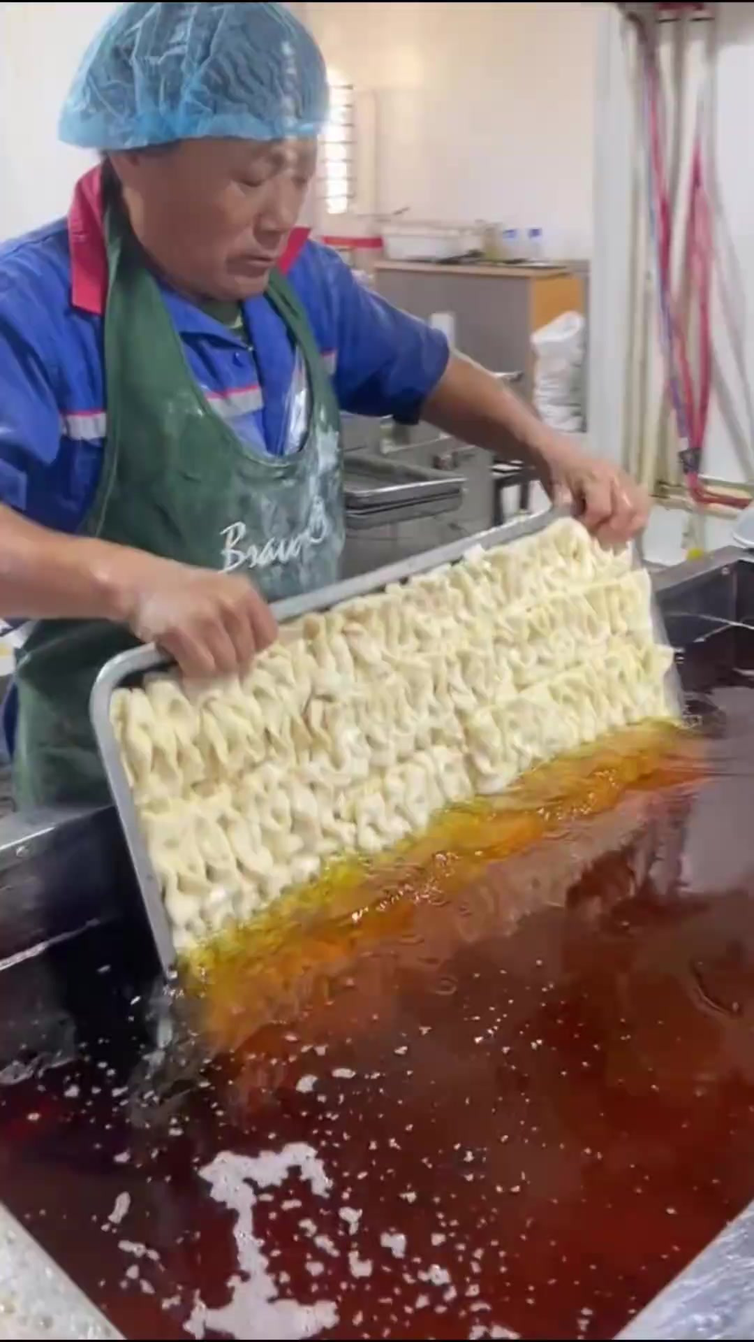 大叔的独特面食制作:油炸面食大方盘,香气扑鼻等你来尝!