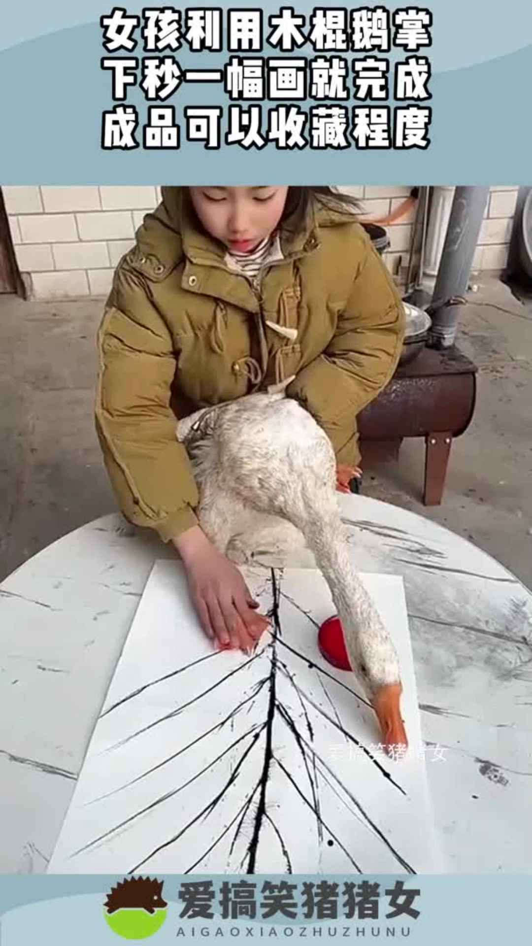 女孩利用木棍鹅掌,下秒一幅画就完成,成品可以收藏程度!