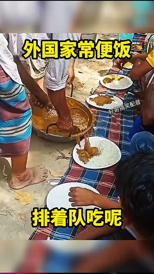 外国人的午餐，排着队吃