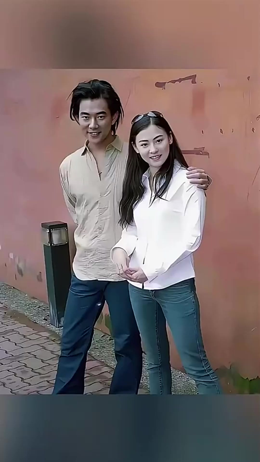 突然发现,老照片中的张柏芝脸庞肥嘟嘟的,看上去并没有那么惊艳