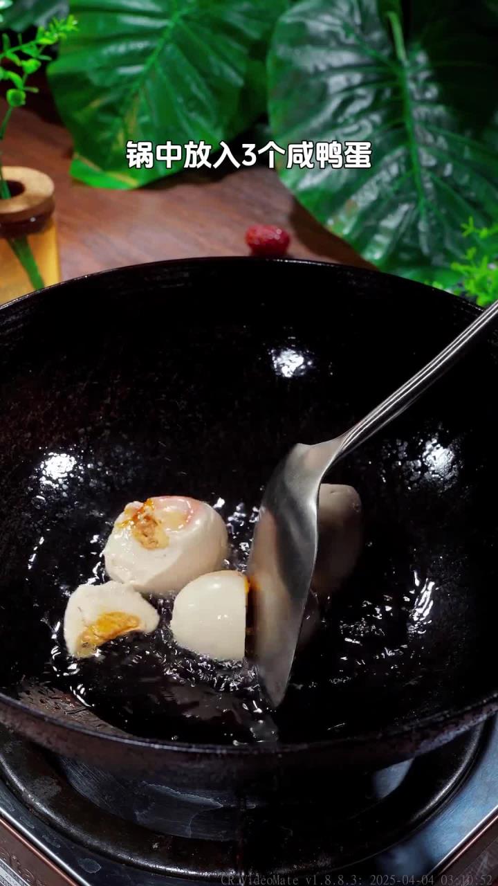 没想到!咸鸭蛋做出的豆腐汤汤鲜味美,这一口全家都爱