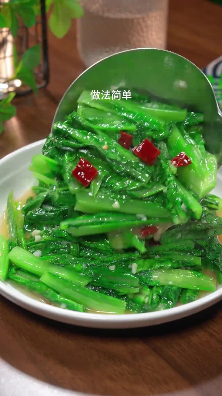 在家炒油麦菜总发黄发黑?饭店做法揭秘,清脆爽口还翠绿不黑