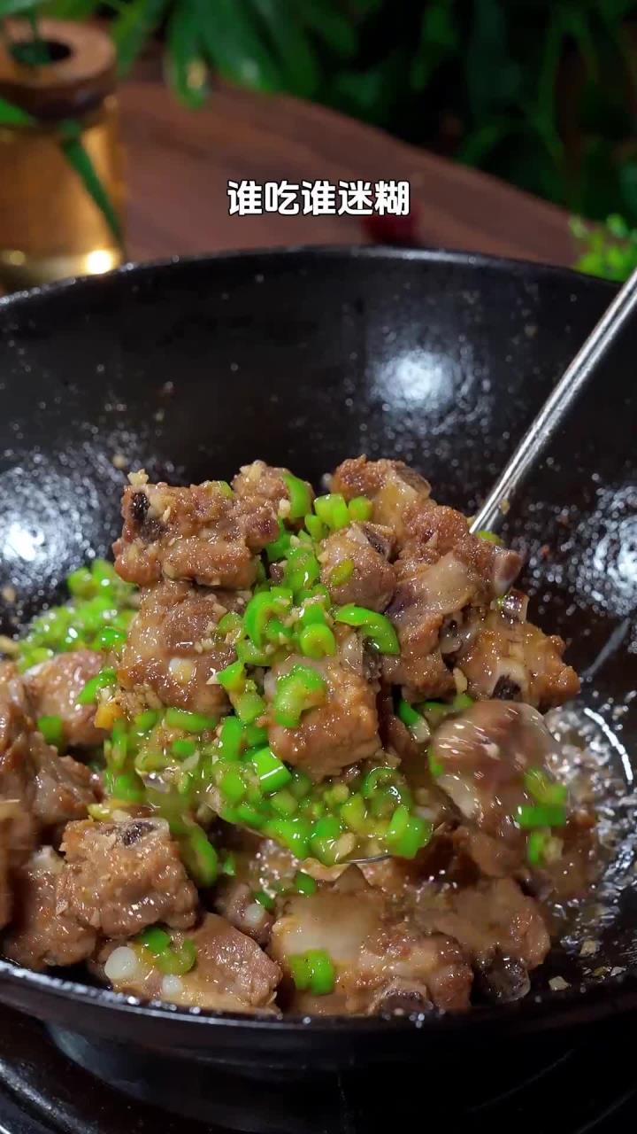 香到连骨头都不放过!青椒炒排骨做法简单,好吃又下饭