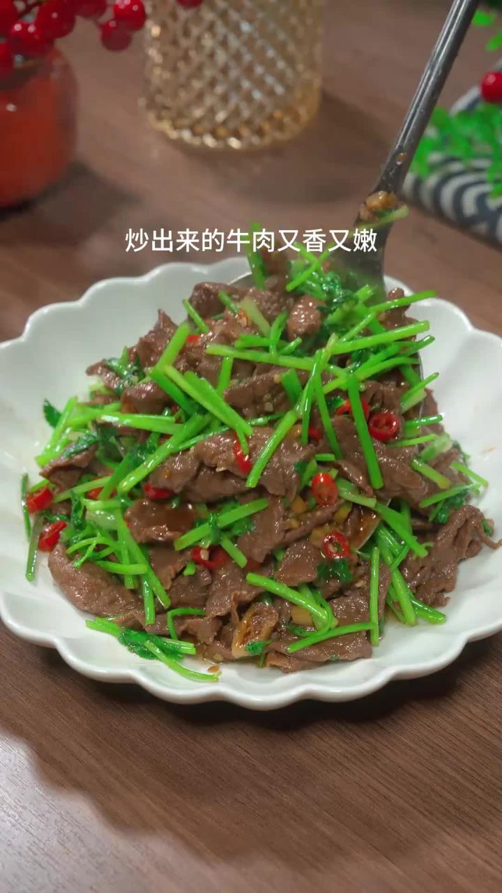 香菜炒牛肉家常做法揭秘!简单几步,牛肉嫩滑香浓超下饭