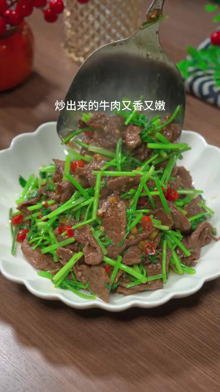 香菜炒牛肉家常做法揭秘!简单几步,牛肉嫩滑香浓超下饭