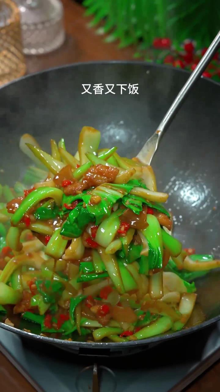 过年餐桌必备!上海青炒肉香辣入味不油腻,做法速收藏