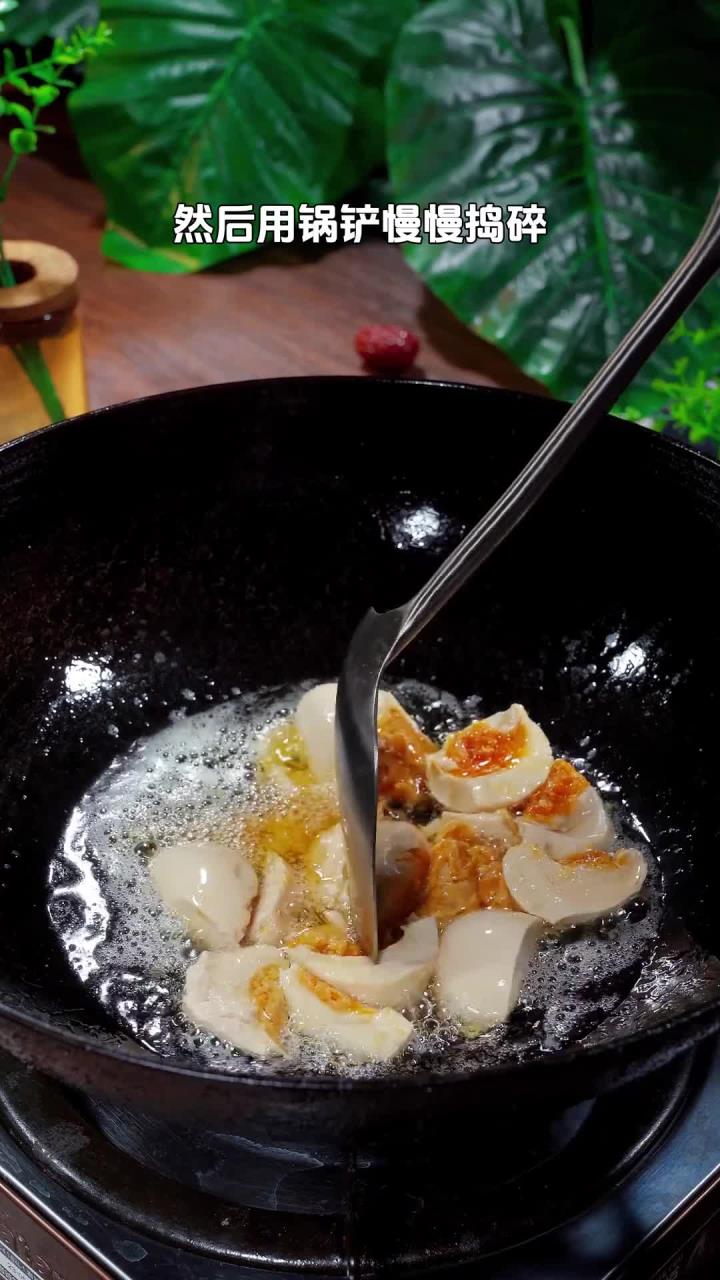 没想到!咸鸭蛋做出的豆腐汤汤鲜味美,这一口全家都爱