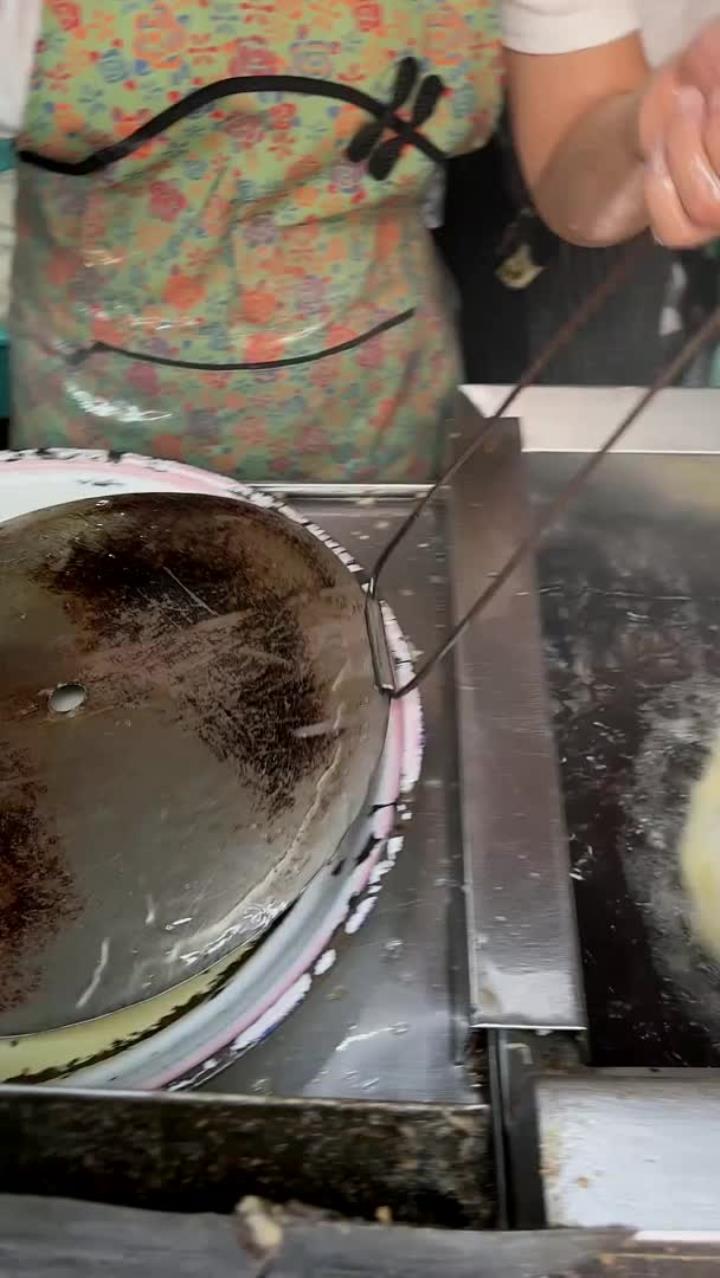 河南郑州铁板油饼5元1张,老板制作过程好治愈